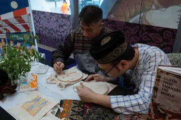 ‘Threads of Unity’ merupakan antara program yang disediakan bagi edisi istimewa Rumah Terbuka Taman Warisan Melayu, Festival Raya AidilFEASTri 2024 di Pusat Warisan India pada 27 dan 28 April. 