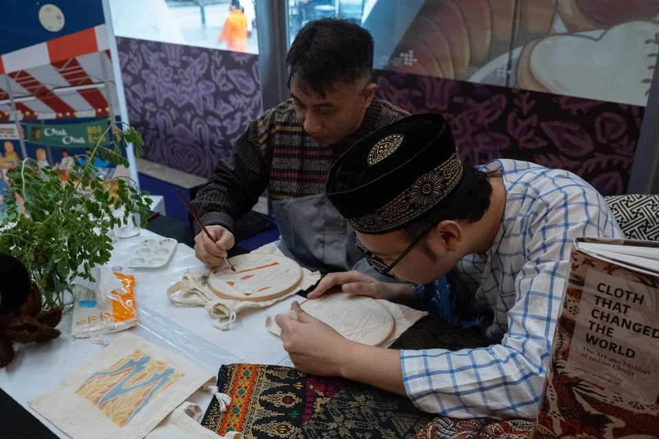 ‘Threads of Unity’ merupakan antara program yang disediakan bagi edisi istimewa Rumah Terbuka Taman Warisan Melayu, Festival Raya AidilFEASTri 2024 di Pusat Warisan India pada 27 dan 28 April. 