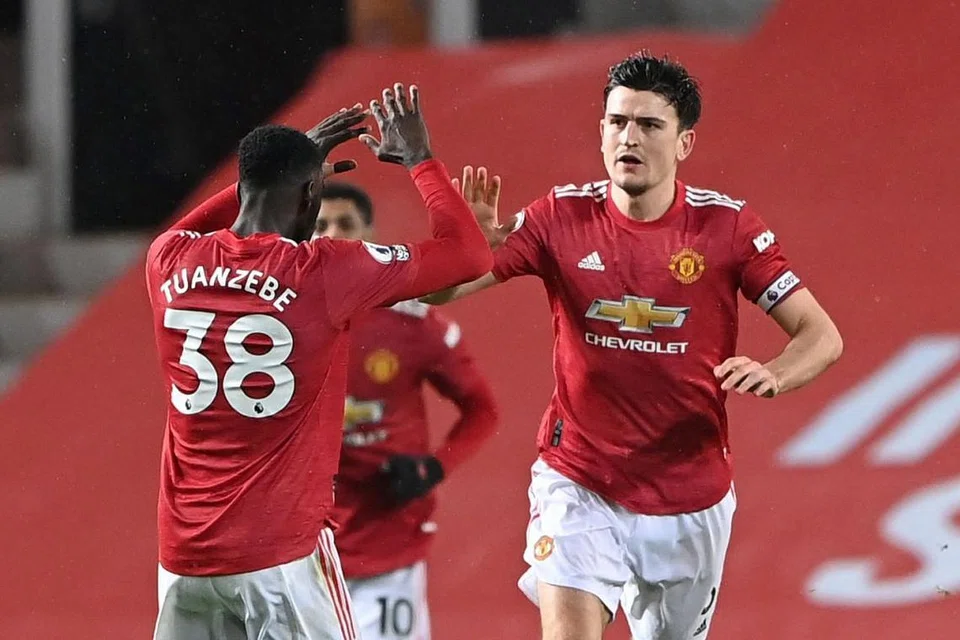TUNGGAK UNITED: Selain memperteguh benteng Manchester United, Harry Maguire (kanan) turut merupakan ancaman, terutama daripada sepakan percuma dan tendangan sudut. - Foto REUTERS 