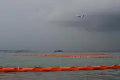 Pelampung pembendung minyak yang diletakkan di sekitar tanah lembap Chek Jawa itu akan diangkat secara berperingkat.