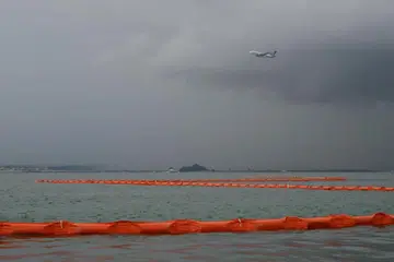 Pelampung pembendung minyak yang diletakkan di sekitar tanah lembap Chek Jawa itu akan diangkat secara berperingkat.