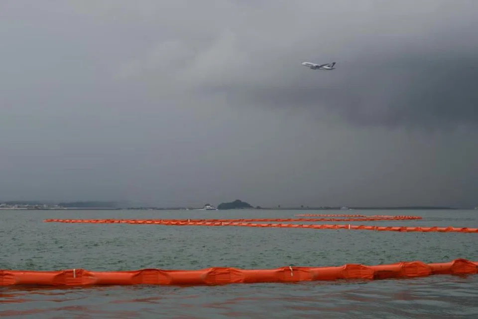 Pelampung pembendung minyak yang diletakkan di sekitar tanah lembap Chek Jawa itu akan diangkat secara berperingkat.