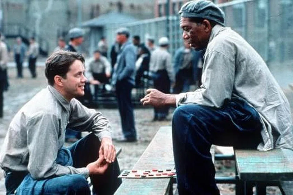 BANYAK RAHSIA: Watak yang dimainkan Tim Robbins (kiri) dan Morgan Freemen (kanan) dalam filem Shawshank Redemption sepatutnya jatuh kepada Harrison Ford dan Tom Cruise. - Foto fail