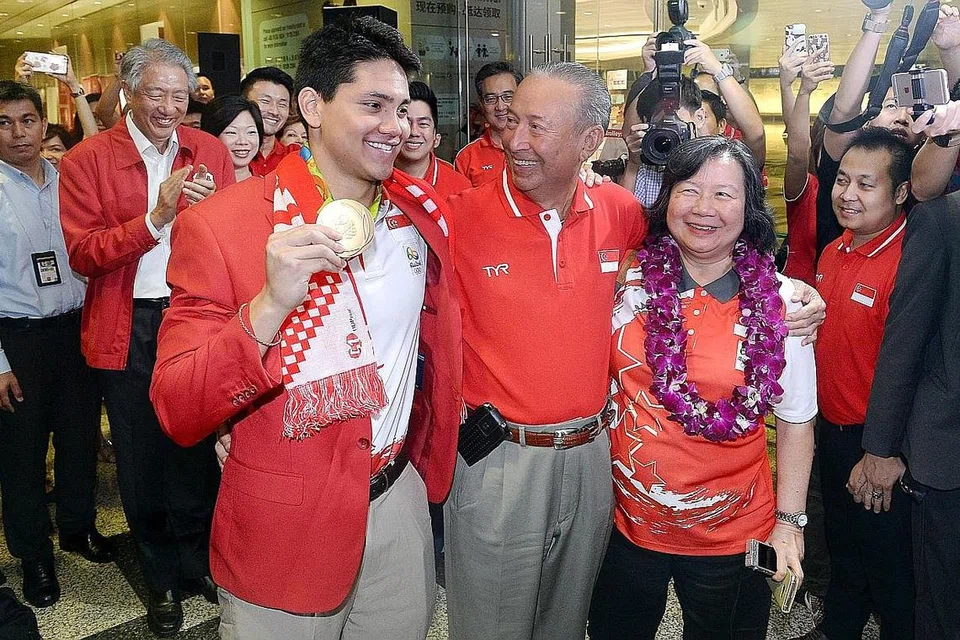 DETIK BERSEJARAH: Schooling bersama ibu bapanya, May dan Colin, semasa meraikan kejayaannya memenangi pingat emas Olimpik pada 2016. - Foto fail