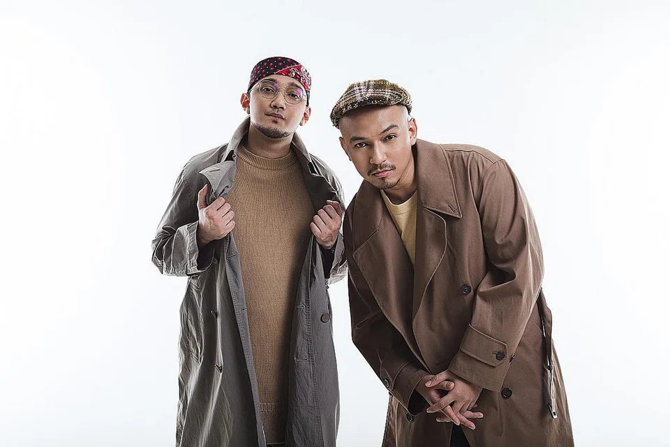 MUZIK SEBAGAI PENDIDIKAN: Duo hip-hop yang namanya meningkat naik di Nusantara, (dari kiri) Luca Sickta dan Kmy Kmo ingin lagu-lagu yang dihasilkan bersama legenda muzik seperti Zuhud, 7 Nasihat dan Neraca, bukan sahaja menghiburkan malah sarat nilai dan kosa kata buat pembelajaran pendengar. - Foto UNIVERSAL MUSIC