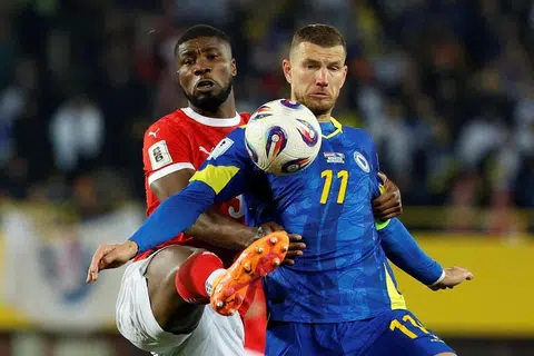Penyerang veteran dan kapten Bosnia, Edin Dzeko (kanan), menjadi sandaran utama pasukan untuk mencuri jaringan dan kejutan dari Canada.