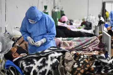 SEMAKIN MEREBAK: Seorang pekerja kesihatan bercakap dengan pesakit di Hospital Honorio Delgado, Arequipa, Peru hujung minggu lalu. Varian Delta telah merebak di beberapa negara Eropah, Asia dan juga Amerika Latin. - Foto AFP