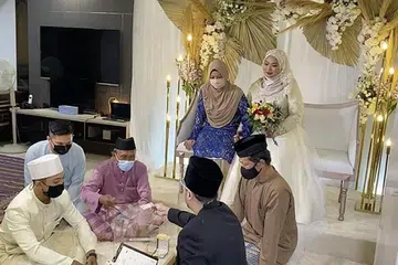 GEMBIRA NENEK DAN DATUK DAPAT TENGOK NIKAH: Pasangan mempelai Nurulain Ahmad dan Faadhil Harisfadzillah gembira dapat menjemput lebih ramai orang, termasuk nenek dan datuk Cik Nurulain, ke majlis pernikahan mereka yang diadakan di rumah pengantin perempuan kelmarin. - Foto ihsan NURULAIN AHMAD