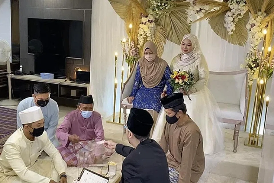 GEMBIRA NENEK DAN DATUK DAPAT TENGOK NIKAH: Pasangan mempelai Nurulain Ahmad dan Faadhil Harisfadzillah gembira dapat menjemput lebih ramai orang, termasuk nenek dan datuk Cik Nurulain, ke majlis pernikahan mereka yang diadakan di rumah pengantin perempuan kelmarin. - Foto ihsan NURULAIN AHMAD