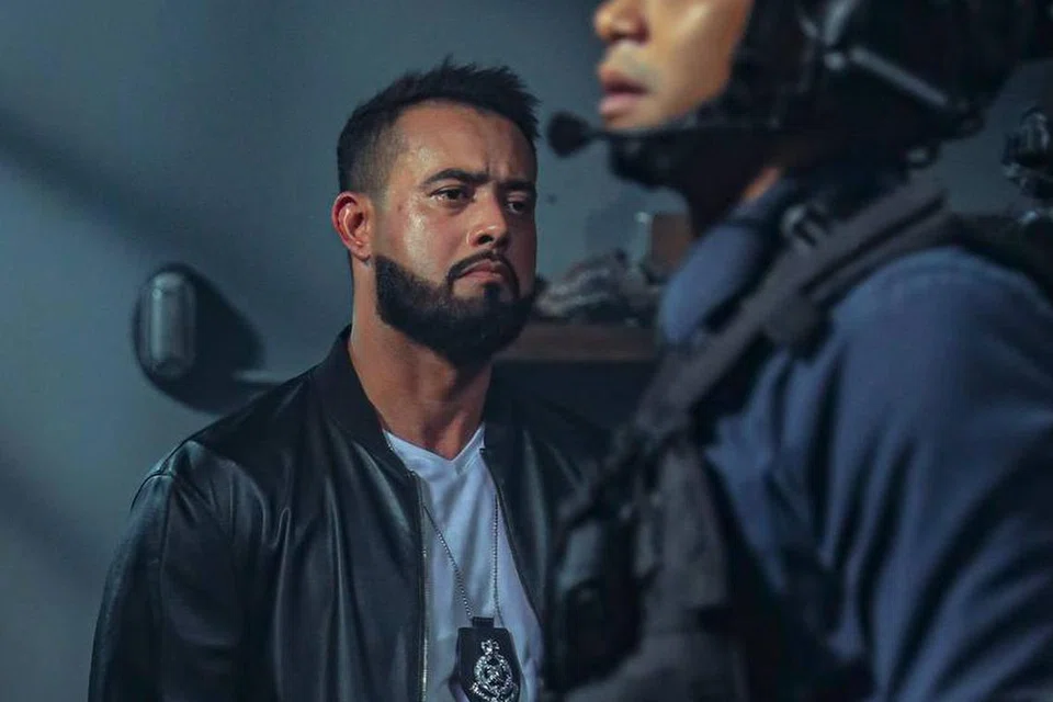 Zul Ariffin (kiri) membawa watak sebagai, Timbalan Superintenden, Sherifuddin Hussein atau Sheriff yang kasar, terlebih jujur tetapi pandai mengesan muslihat yang ada pada diri rakan sekerja.