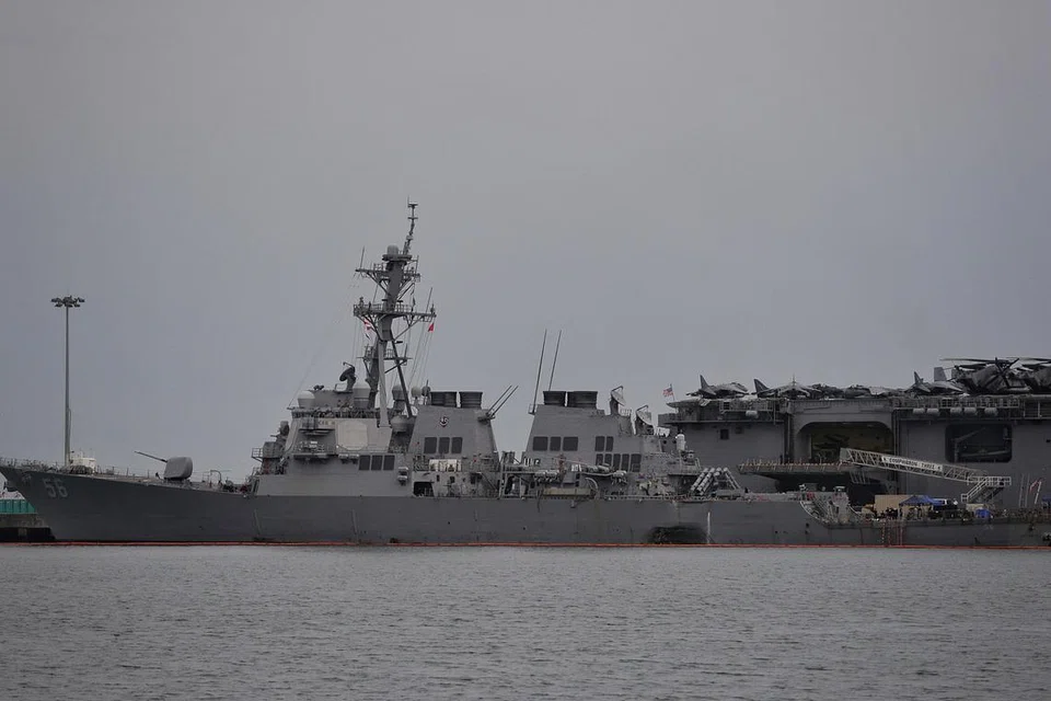 KAPAL USS JOHN S. MCCAIN: Berlabuh di Pangkalan Tentera Laut Changi kelmarin selepas mengalami kerosakan serius akibat kemalangan. - Foto THE STRAITS TIMES 