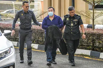 Sebuah syarikat pastri, Shake And Bake Cafe Sdn Bhd, dan pengarahnya, Ewe Sarn Yeun (tengah), dihadapkan ke dua Mahkamah Sesyen pada 24 Januari atas 14 tuduhan menggunakan logo halal dan cap dagangan berdaftar tanpa kelulusan untuk membekalkan 366 sandwic pelbagai jenis.