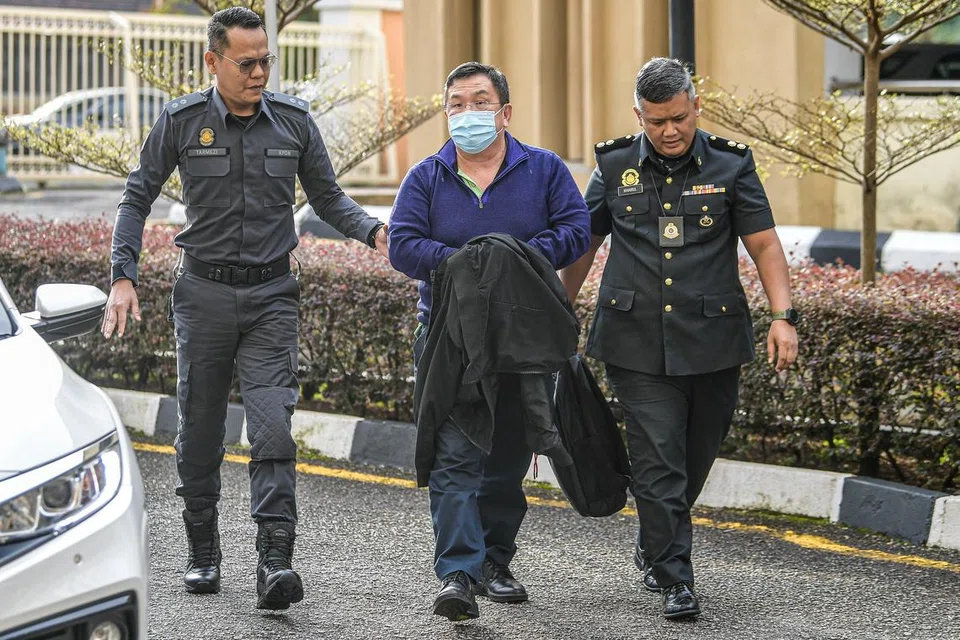 Sebuah syarikat pastri, Shake And Bake Cafe Sdn Bhd, dan pengarahnya, Ewe Sarn Yeun (tengah), dihadapkan ke dua Mahkamah Sesyen pada 24 Januari atas 14 tuduhan menggunakan logo halal dan cap dagangan berdaftar tanpa kelulusan untuk membekalkan 366 sandwic pelbagai jenis.