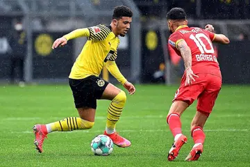 SANGGUP BAYAR?: United sedang menimbangkan apakah ia harus menyemak tawarannya bagi mendapatkan Jadon Sancho (jersi kuning). - Foto REUTERS