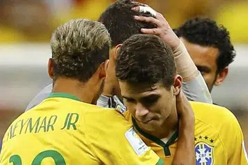 TIDAK ADA NASIB: Neymar turun ke padang untuk memujuk Oscar yang jelas kecewa akan nasib Brazil dalam Piala Dunia kali ini. - Foto REUTERS 