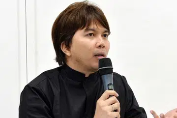 SYOR AGAR ELIT MELAYU MAIN PERANAN: Selain dokumentasi atau pembukuan mengenai pencapaian pelukis Melayu, Dr Azhar Ibrahim (gambar atas), felo di Jabatan Pengajian Melayu NUS, menyarankan kegigihan pembudayaan seni rupa Melayu oleh elit Melayu yang prihatin. - Foto KHALID BABA