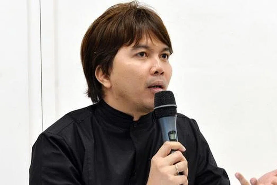 SYOR AGAR ELIT MELAYU MAIN PERANAN: Selain dokumentasi atau pembukuan mengenai pencapaian pelukis Melayu, Dr Azhar Ibrahim (gambar atas), felo di Jabatan Pengajian Melayu NUS, menyarankan kegigihan pembudayaan seni rupa Melayu oleh elit Melayu yang prihatin. - Foto KHALID BABA