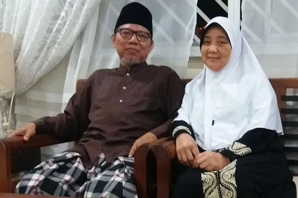 MENGENANG KISAH LAMA: Encik Rahmat, dan isterinya, Cik Sabariah Dahalan, menceritakan pengalaman hidup semasa kecil di Geylang. - Foto ihsan RAHMAT ABDUL KADIR