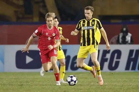 Pemain tengah pasiukan Cong An Ha Noi, Stefan Mauk, cuba merampas bola di depan Trent Buhagiar dari BG Tampines Rovers semasa kemenangan 4-0 dalam pusingan pertama pusingan 16 Liga Juara-Juara AFC Dua.