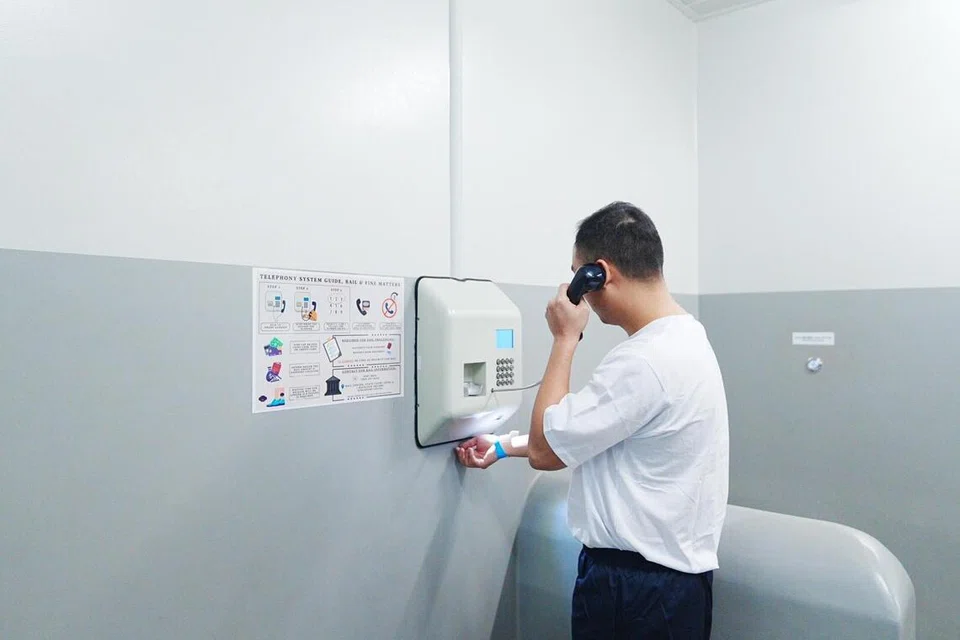 Dalam setiap sel tahanan di Lokap Mahkamah Negara (SCLU), sebuah sistem komunikasi telefon disediakan bagi membolehkan para tahanan untuk membuat panggilan.