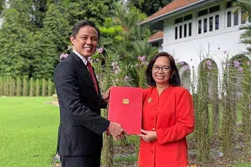 ANTARA PERUNDING TERBAIK NEGARA: Pengarah Kanan Divisyen Asean Kementerian Perdagangan dan Perusahaan (MTI), Cik Sulaimah Mahmood (kanan), bersama Menteri Perdagangan dan Perusahaan, Encik Chan Chun Sing (kiri), ialah Ketua Perunding Singapura bagi Perjanjian Kerjasama Ekonomi Menyeluruh Serantau (RCEP) yang ditandatangani 15 negara di Puncak Asean ke-37 kelmarin. - Foto FACEBOOK TOMMY KOH