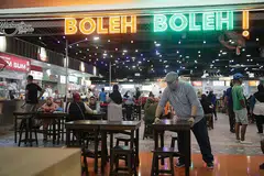 BUAT PERSIAPAN: Pusat makanan Boleh Boleh! telah membuat persiapan seperti melatih kakitangannya, bekerjasama dengan duta jarak selamat serta meletakkan tanda jarak selamat bagi memastikan pelanggan mematuhi langkah pengurusan selamat - Foto BH oleh GIN TAY