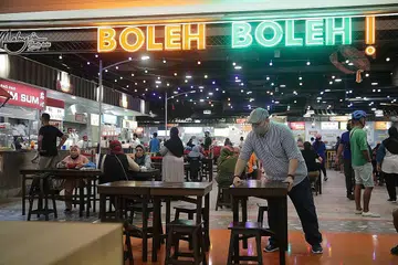 BUAT PERSIAPAN: Pusat makanan Boleh Boleh! telah membuat persiapan seperti melatih kakitangannya, bekerjasama dengan duta jarak selamat serta meletakkan tanda jarak selamat bagi memastikan pelanggan mematuhi langkah pengurusan selamat - Foto BH oleh GIN TAY