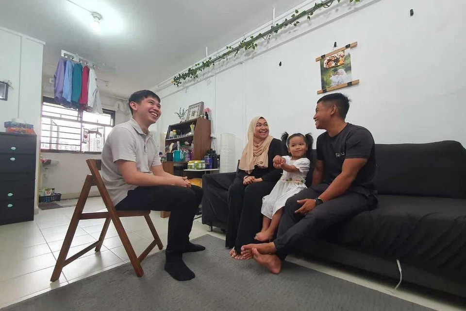 Di bawah ComLink+, jurulatih keluarga bekerjasama dengan agensi seperti Agensi Tenaga Kerja Singapura (WSG) dan Institut Pekerjaan dan Daya Kerja (e2i) Kongres Kesatuan Sekerja Kebangsaan (NTUC), serta rakan masyarakat, untuk membimbing keluarga keluar daripada lingkaran kesusahan.