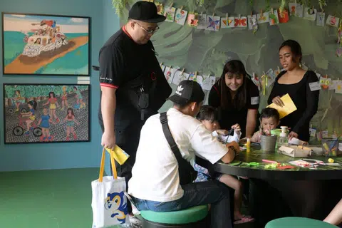 DAMPINGI KELUARGA: Pendamping sukarela yang juga kakitangan DBS, Encik Edwin Cheng (diri, bertopi) dan Cik Claudia Tan (diri, dua dari kanan) bertemu keluarga ComLink+ yang bakal didampingi mereka - pasangan (paling kanan) Cik Siti Nur Nabilla Mohd Nasir dan suami, Encik Mohammad Khairani Mohamed Zazuli; serta anak-anak mereka, Siti Khairina Azzahra dan Siti Khairiah Alina.