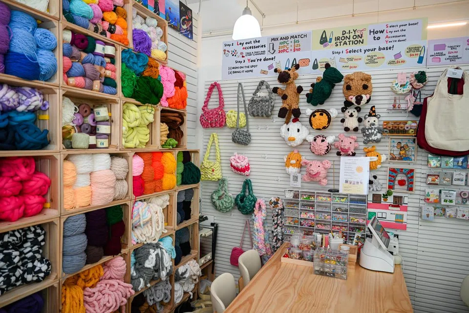 Di Envyher, terdapat ruangan kreatif, Envy Crafts, yang menganjurkan bengkel seperti  membuat beg tangan, menghias kotak pensel, membuat barang kemas micro crochet, dan melukis.