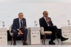 Encik Bill Gates, pengasas bersama Yayasan Gates (kiri), semasa sesi persidangan pada 5 Mei bersama Presiden Tharman Shanmugaratnam. Acara Sidang Puncak Kedermawanan Asia itu adalah anjuran Temasek Trust, cabang kedermawanan syarikat pelaburan negara Temasek.