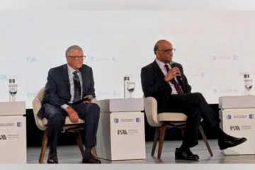 Encik Bill Gates, pengasas bersama Yayasan Gates (kiri), semasa sesi persidangan pada 5 Mei bersama Presiden Tharman Shanmugaratnam. Acara Sidang Puncak Kedermawanan Asia itu adalah anjuran Temasek Trust, cabang kedermawanan syarikat pelaburan negara Temasek.
