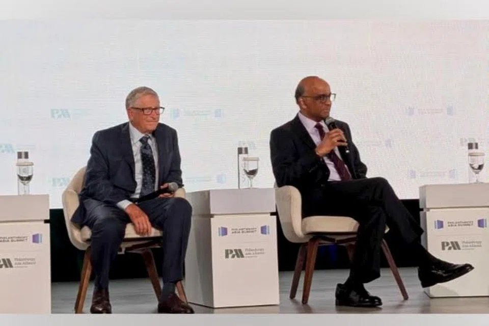 Encik Bill Gates, pengasas bersama Yayasan Gates (kiri), semasa sesi persidangan pada 5 Mei bersama Presiden Tharman Shanmugaratnam. Acara Sidang Puncak Kedermawanan Asia itu adalah anjuran Temasek Trust, cabang kedermawanan syarikat pelaburan negara Temasek.