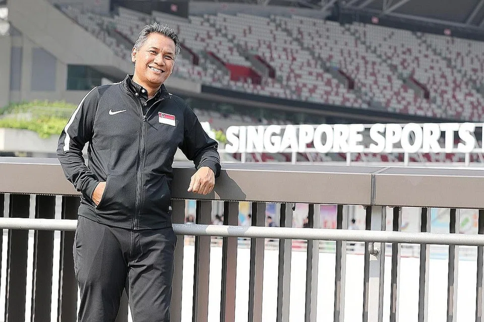 KENANGAN MANIS: Razali (atas) masih tidak dapat melupakan pengalaman sulungnya menyarungi jersi skuad senior Singapura di Piala Asia 1984. Ketika itu beliau baru berusia 20 tahun tetapi berjaya menjaringkan dua gol untuk pasukan negara di kejohanan itu. - Foto BM oleh JONATHAN CHOO
