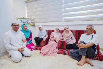 KELUARGA BESAR: Encik Norfadly Shah Putra Norazmal (kiri) dan Cik Halimatus Saadiah Abdul Aziz (di sebelahnya) membelanjakan sekitar $4,200 untuk keperluan keluarga besar mereka setiap bulan. Isi rumah itu turut terdiri anak pasangan tersebut, Maira Putri (tiga dari kiri) dan Sarah Putri (dua dari kanan), serta ibu Encik Norfadly, Cik Zaiton Mohd Noor, dan bapa saudara Encik Norfadly, Encik Zainol Mohd Noor.
