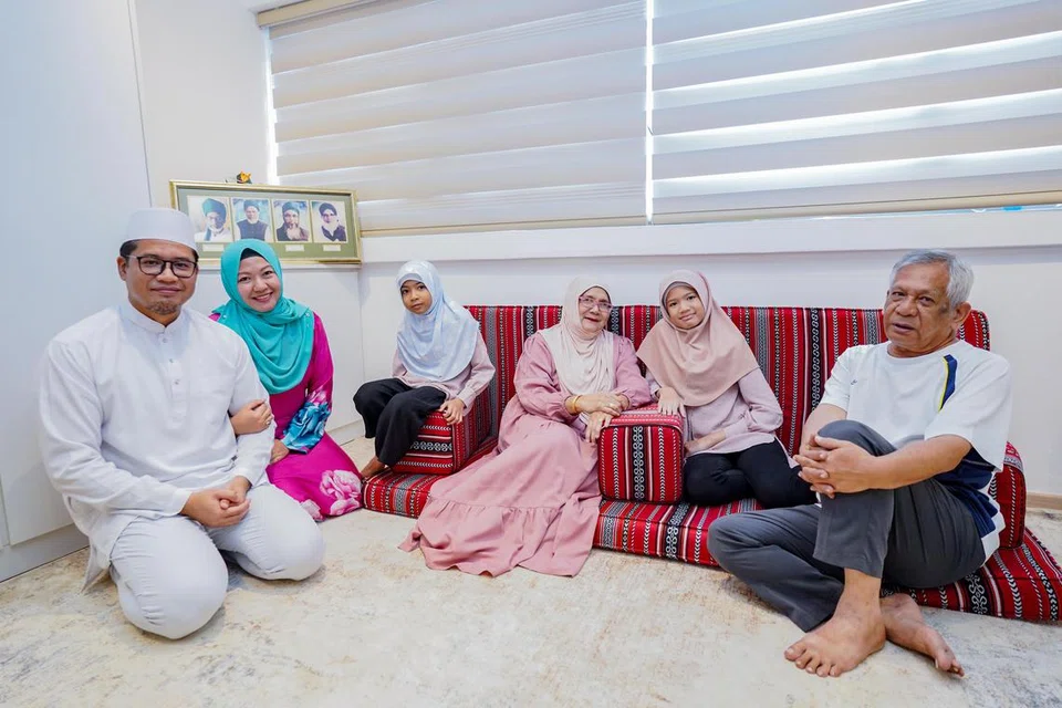 KELUARGA BESAR: Encik Norfadly Shah Putra Norazmal (kiri) dan Cik Halimatus Saadiah Abdul Aziz (di sebelahnya) membelanjakan sekitar $4,200 untuk keperluan keluarga besar mereka setiap bulan. Isi rumah itu turut terdiri anak pasangan tersebut, Maira Putri (tiga dari kiri) dan Sarah Putri (dua dari kanan), serta ibu Encik Norfadly, Cik Zaiton Mohd Noor, dan bapa saudara Encik Norfadly, Encik Zainol Mohd Noor.