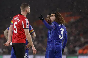 Reaksi pemain Chelsea, Marc Cucurella (kanan), selepas rambutnya ditarik pemain Southampton, Jack Stephens, yang dilayangkan kad merah.