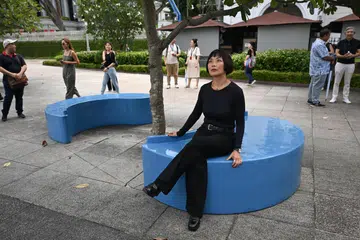 REHAT SAMBIL BERFIKIR: Dinamakan ‘A Micropolyphonic Stage’, bangku dalam bentuk tanda petik dan tutup kata ini hasil karya Joyce Beetuan Koh. Ia terletak berdekatan tapak pendaratan Raffles di Sungai Singapura.