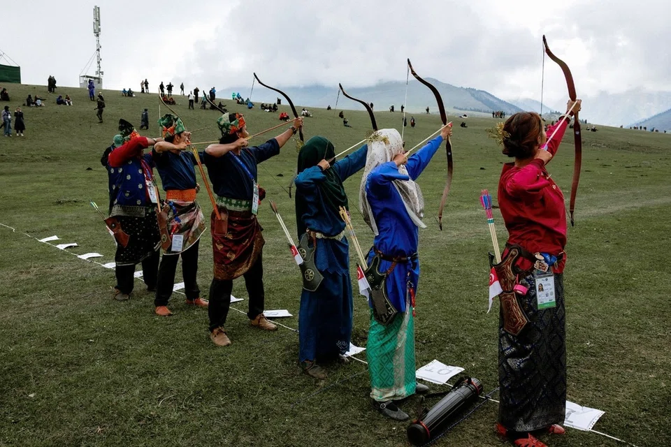 memanah, kyrgyzstan, baju tradisional