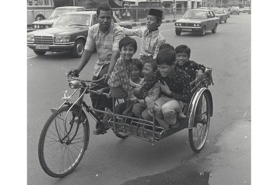 NOSTALGIA: Tahun 1970-an - KUNJUNG-MENGUNJUNG NAIKI BECA Kanak-kanak ini begitu gembira dibawa kunjung-mengunjung dengan menaiki beca - antara pengangkutan utama semasa zaman di kampung dulu. Foto ini dipetik pada 1974 