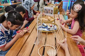 AKTIVITI TRADISIONAL: Kanak-kanak turut gembira melukis di gasing dan menganyam bakul.