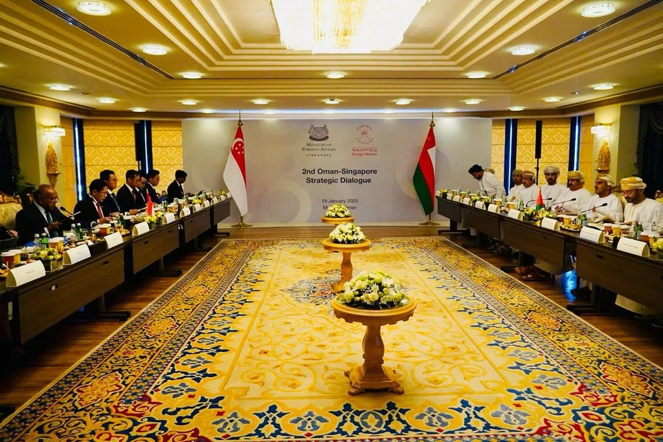 Dialog Strategik Singapura-Oman (SOSD) kedua pada 19 Januari di Oman dipengerusikan bersama oleh Menteri Undang-Undang merangkap Ehwal Dalam Negeri, Encik K. Shanmugam (kiri); Menteri di Pejabat Perdana Menteri merangkap Menteri Kedua (Ehwal Luar merangkap Pendidikan), Dr Mohamad Maliki Osman (dua dari kiri); Menteri Ehwal Luar, Encik Sayyid Badr Bin Hamid Bin Hamood Al Busaidi (kanan); dan Setiausaha Agung Majlis Keselamatan Negara, Mejar Jeneral (MG) Idris Bin Abdulrahman Bin Hamoud Al Kindi (dua dari kanan).