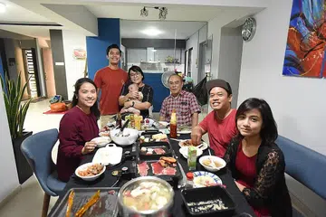 SAMBUT PERAYAAN: Cik Tan Faradillah Muhammad Nur Tan (paling kiri) menyambut Tahun Baru Cina bersama keluarganya dalam kumpulan lebih kecil, berbeza dengan tahun-tahun sesudah. - Foto ihsan AZMI ATHNI