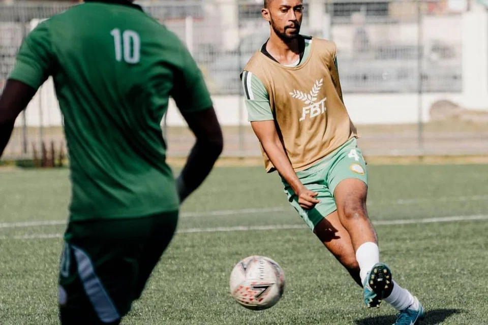  Encik Muhammad Nurullah Mohamed Hussein, pernah beraksi sebagai pemain pertahanan tengah, dan juga sebagai pemain pertahanan. 