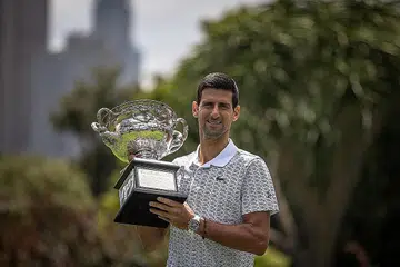 KEJAYAAN MANIS: Pemain asal Serbia itu menang dengan catatan 6-4, 4-6, 2-6, 6-3, dan 6-4 untuk mencatatkan rekod kemenangan lapan kali dalam pertandingan yang diadakan di Melbourne Park itu. - Foto EPA-EFE