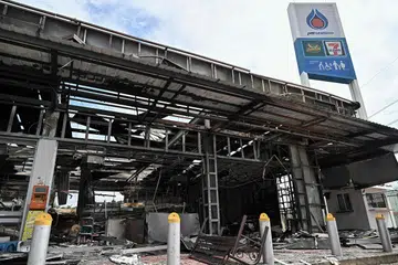 Kerosakan akibat kebakaran yang berpunca daripada tembakan artileri Kemboja kelihatan di sebuah kedai serbaneka 7-11 di stesen minyak PTT, terletak di wilayah sempadan Thailand, Sisaket, pada 25 Julai 2025. Pemangku Perdana Menteri Thailand, Phumtham Wechayachai, memberi amaran pada 25 Julai bahawa pertempuran rentas sempadan dengan Kemboja yang telah menyebabkan lebih 130,000 orang dipindahkan “boleh berkembang menjadi perang”, ketika kedua-dua negara saling melancarkan serangan maut untuk hari kedua berturut-turut.