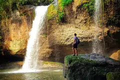 Taman Nasional Khao Yai merupakan tadahan air utama bagi banyak sungai, mempunyai kepelbagaian biologi yang besar dan merupakan habitat bagi lebih 350 spesies penting yang jarang ditemui dan terancam.