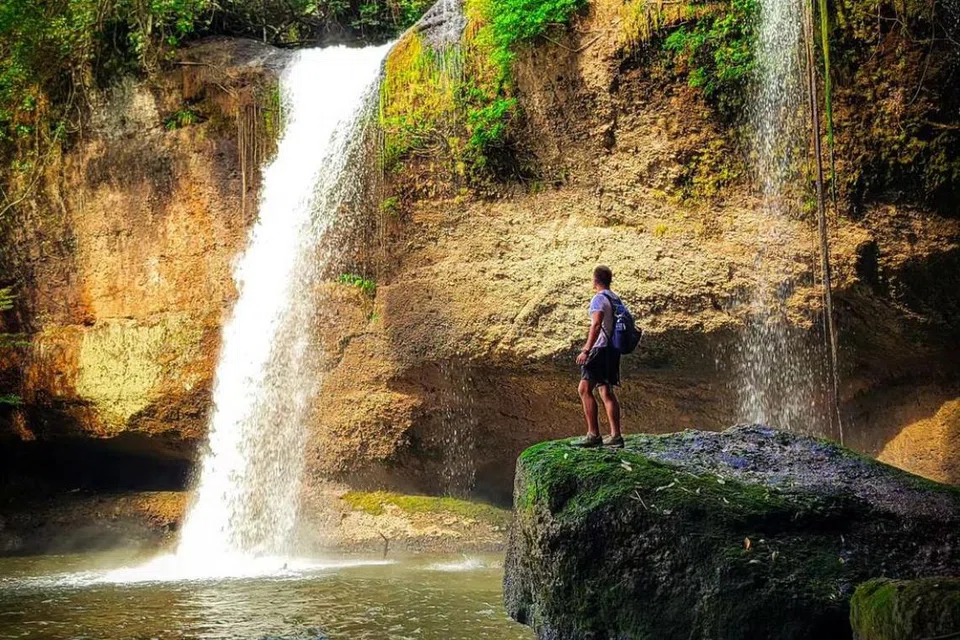 Taman Nasional Khao Yai merupakan tadahan air utama bagi banyak sungai, mempunyai kepelbagaian biologi yang besar dan merupakan habitat bagi lebih 350 spesies penting yang jarang ditemui dan terancam.