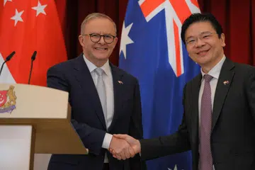 TINGKAT KERJASAMA: Perdana Menteri Australia, Encik Anthony Albanese (kiri), dan Pemangku Perdana Menteri, Encik Lawrence Wong, semasa Mesyuarat Pemimpin Tahunan Singapura-Australia ke-8 di Istana pada Jumaat.