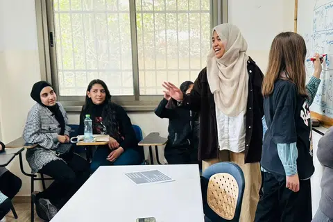 LIBATKAN PELAJAR: Cik Atikah melakukan kegiatan bersama pelajar semasa mengajar kelas bahasa Inggeris bersama kanak-kanak pelarian Palestin di Kem Pelarian Al-Fawwar, Hebron, Tebing Barat.